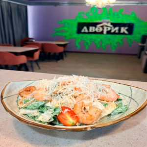 Салат Цезарь с креветками