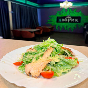 Салат Цезарь с курицей
