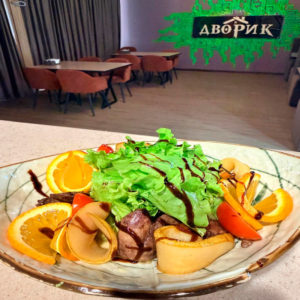 Теплый салат с куриной печенью